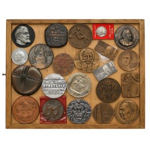 Medaillensatz und Abzeichen (22 Stück)