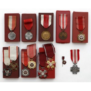 Satz von Orden und Medaillen der Volksrepublik Polen in Schachteln (13 Stück)