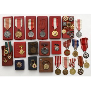 Sammlung von Medaillen und Abzeichen der Volksrepublik Polen (32 Stück)