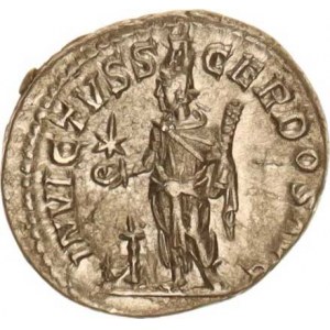 Elagabalus (218-222), Denár, císař v kněžském rouchu obětuje u oltáře, drží cypřišovou