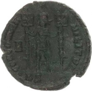 Constantius II. (324-361), AE 22, stoj.císař drží dvě standarty s christogramem, v poli A