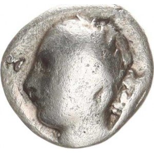 Illyrie, Pherai (4. stol. př. Kr.), Ar Hemirachma, hlava Hekaté / stoj. nymfa Hypereia drží lví kůž