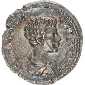 Geta (209-212), Denár, stoj.císař ve zbroji, vedle trofeje na štítu