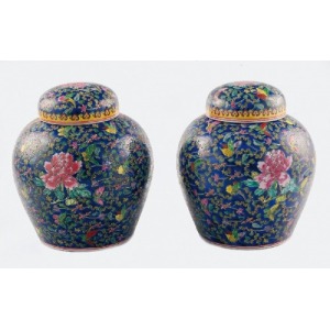 dynastia Qing (1644-1911), Para waz szafirowych z pokrywami, z roślinną arabeską i motylami