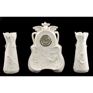 Fabryka porcelany Karla Ensa, Komplet kominkowy: zegar i dwa wazony z alegorią Powietrza (Wiatru?)
