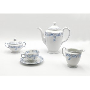 Krister Porzellanmanufaktur AG (w koncernie Rosenthala), Serwis do herbaty z motywem niebieskich gałązek różyczek i dzwonków dla 6 osób