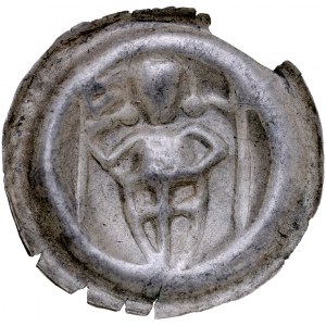 Brakteat guziczkowy, Av.: Rycerz zakonny trzymający tarczę, po bokach proporzec i krzyż, RR.