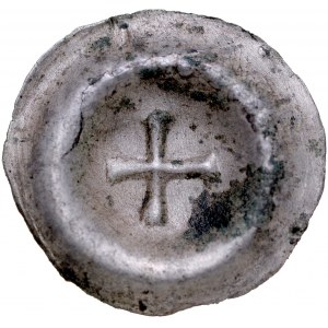 Brakteat guziczkowy, Av.: Krzyż grecki, na wale częściowo kropki.
