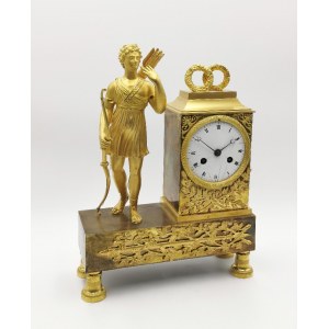 Zegar stołowy z figurą młodzieńca z łukiem i strzałami