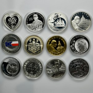 Set, 10 gold 2000-2012 (12 pieces).