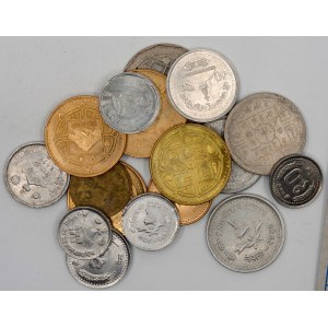 Nepál.  Lot mincí, každá jiná, po roce 1960