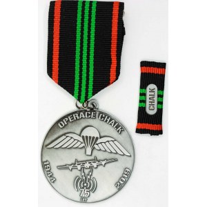 Pam. medaile k 75. výročí operace CHALK (1944 - 2019). Jednostr. šedý kov 50 mm, stuha...