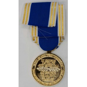 Medaile NATO a OSN.  Medaile NATO za vzornou službu, zlatý stupeň. Zlacený bronz 35 mm, stuha