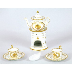 Zespół naczyń z dekoracją złoconą w stylu Empire: veilleuse oraz dwie filiżaneczki ze spodkami