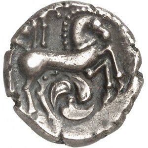 Centre-Ouest (Pictons / Bituriges / Carnutes). Drachme au loup et au cheval, à la joue tatouée ND (Ier s. av. J.-C.).