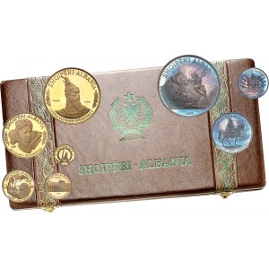 République populaire d’Albanie (1944-1991). Coffret de 8 monnaies de 20, 50, 100, 200 et 500 leke en Or, et de 5, 10 et 25 leke en argent 1968, Paris.