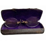 Pudełeczko na okulary z fioletowym wypełnieniem wraz z binoklami