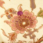 Zsolnay historizáló stílusú, kaspó. Rózsaszín virág mintákkal festett, jelzett, máz alatti kék családi pecséttel...