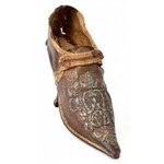 Díszes hímzett selyem főkötő, 1893-as évszámmal, fém rátétetekkel, h: 88 cm + Antik női cipő, bőr, hímzett díszítéssel...