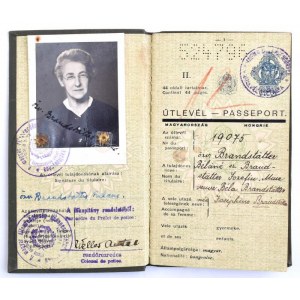 1947 1937-es II. típusú 5 pengő benyomott illetékjegyű útlevél 1947-ben kivándorlási okból kiállítva, a borítón K...