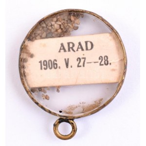 1906 'Arad 1906 V. 27-28.' feliratú, fém-üveg medál, benne az aradi vesztőhelyről származó porszemekkel, d: 2...