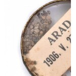 1906 'Arad 1906 V. 27-28.' feliratú, fém-üveg medál, benne az aradi vesztőhelyről származó porszemekkel, d: 2...