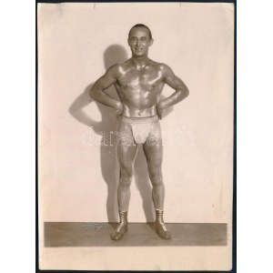 cca 1920-1930 Tasnádi József (1903-1977) birkózó, olimpikon dedikált fotólapja, az egyik sarkán kis törésnyommal...