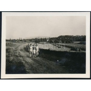 cca 1933 Kinszki Imre (1901-1945) budapesti fotóművész hagyatékából, jelzés nélküli vintage fotó (séta), 4...