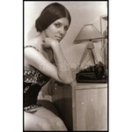 cca 1972 Szerepjátékok, szolidan erotikus felvételek, 36 db vintage NEGATÍV, 24x36 mm