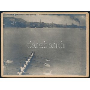 cca 1910 Budapest, evezősök a Dunán, keményhátú fotó, 8,5×12 cm