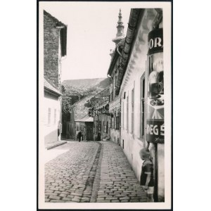 cca 1930 Budapest, Tabán, Görög utca a Szarva tér felől a híres Mélypince táblájával, hátoldalon feliratozott fotó...