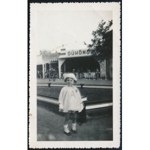 cca 1920 Budapest, Angol park, vintage fotó a Foto-Lövölde és a Dühöngő cégtáblával, felületén törésnyomok, 12x7...