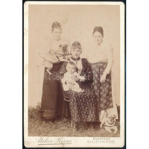 1889 Nők gyerekekkel és mopsszal, keményhátú fotó Révai budapesti műterméből, 16×11 cm