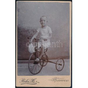 cca 1910 Gyerek háromkerekű biciklivel, keményhátú fotó Békei budapesti műterméből, kis kopásnyomokkal, 16×10 cm ...