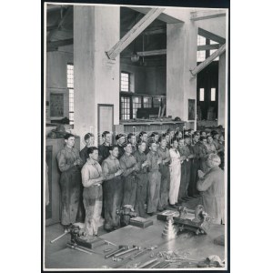 cca 1940 Imádkozó tanoncok Székesfehérvárott a MÁV járműjavítóban, eredeti fotó, 16,5×11...