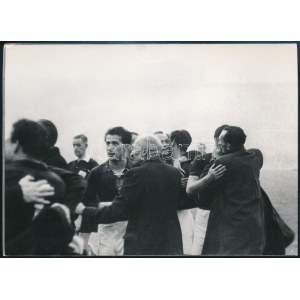 1953 Magyarország: Anglia (6:3) a legendás labdarúgó mérkőzés feliratozott sajtófotója. A gollövők a meccs után ...