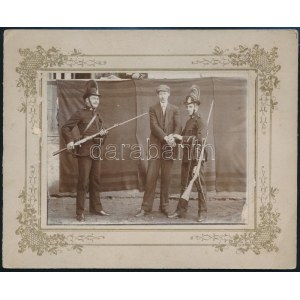 cca 1910 Csendőrök akcióban, kartonra kasírozott fotó, 8,5×11 cm