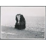 cca 1942 Beduin háremhölgyek a sivatagból, 2 db vintage sajtófotó, német nyelven feliratozva...