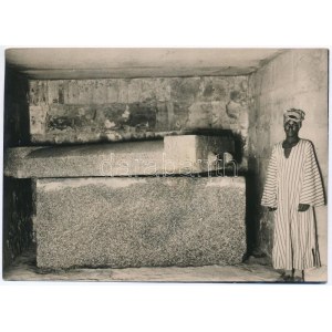 cca 1930 Egyiptom, egy óriás szarkofág vintage sajtófotója...
