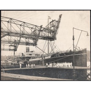 cca 1920-1940 Ume Maru japán szállító hajó és tisztikarának, legénységének fotója, 21,5x27...