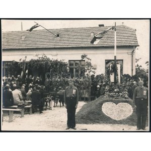 cca 1940 Országzászló és ünnepség leventékkel, fotó, 17×23 cm