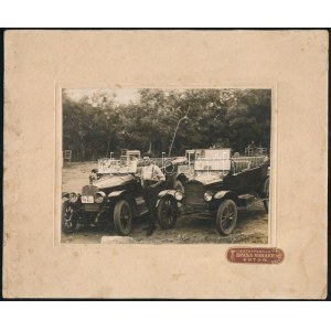 cca 1920 Férfi automobilokkal, kartonra kasírozott fotó egy bitolai (Macedónia) műteremből...