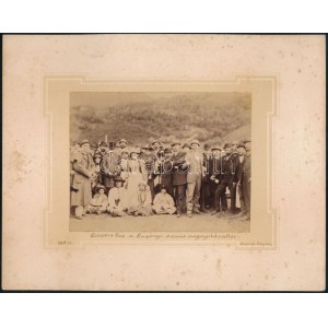 cca 1880-1890 Csoportkép a lupényi vasút megnyitásakor, kartonra kasírozott fotó, 11×14 cm / Lupeni...