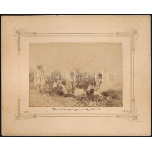 1894 Lupényben (Románia), hajtók csoportja a tűz körül, kartonra kasírozott fotó, 11×14 cm / Lupeni...