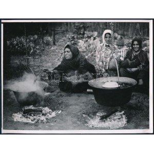 cca 1940 Készül az ebéd a cigány táborban, fotó, szép állapotban, 18×24 cm