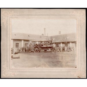 cca 1900 Fowler-féle gőzgép szántáshoz az udvaron, kartonra kasírozott fotó, 17,5×23 cm