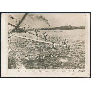cca 1914-1918 Az osztrák-magyar tengerészet legénysége tengeri fürdőt vesz a hajóról, a hátoldalon feliratozott fotó...