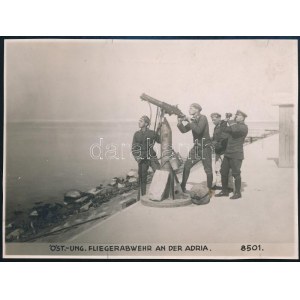 cca 1914-1918 Osztrák-magyar légvédelmi géppuska állás az Adrián, fotó, német nyelvű felirattal, hátoldalán 'K.u.K...