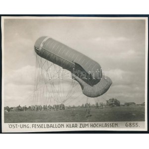 cca 1914-1918 Osztrák-magyar légballon fotója a felengedés alatt, német nyelvű felirattal, 'K.u.K. Kriegspressequartier...
