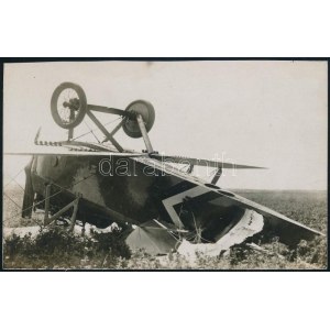 cca 1914-1918 Szerencsétlenül járt repülőgép roncsai, a hátoldalán azonosítatlan névvel (Schlittner Vilmos), fotólap, 8...